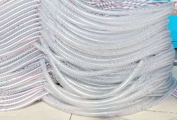 Non torsion clair souple renforcé tuyau d'eau tuyau tressé PVC pour le lavage de voiture de jardin